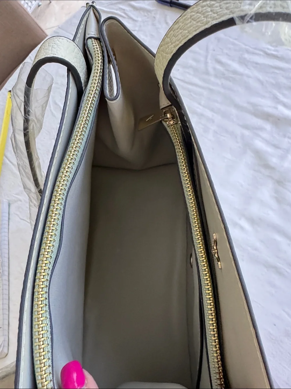 Vanessa Williams V-Logo Cream Tote Bag with Matching Zip Wallet. 11”x9”x6”